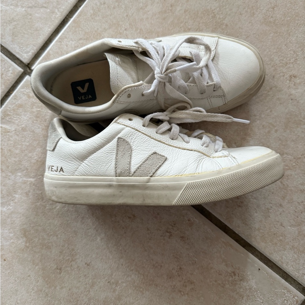 Veja White Leather Low-Top Sneakers with Beige V Logo campo